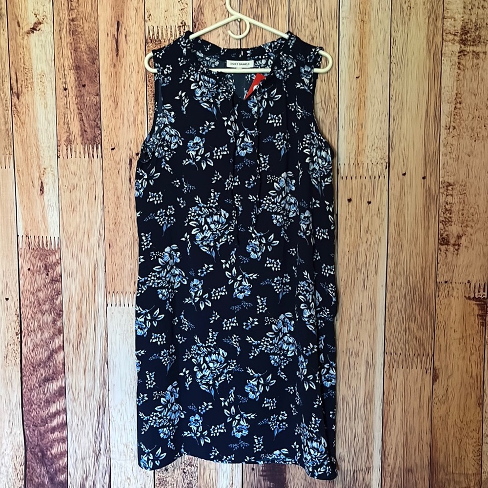 NWT sleeveless floral shift dress size L. Pockets